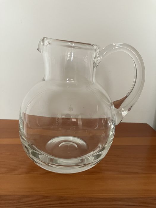 Szklany dzban z uchwytem.