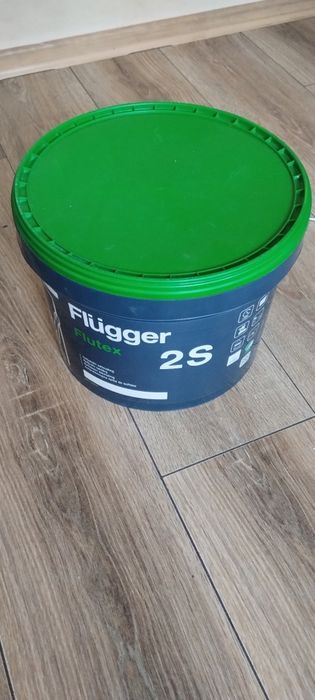 Farba flugger Flutex 2S 9,1L biała oraz Flugger perform 5 kolor pokazany na zdjeciu