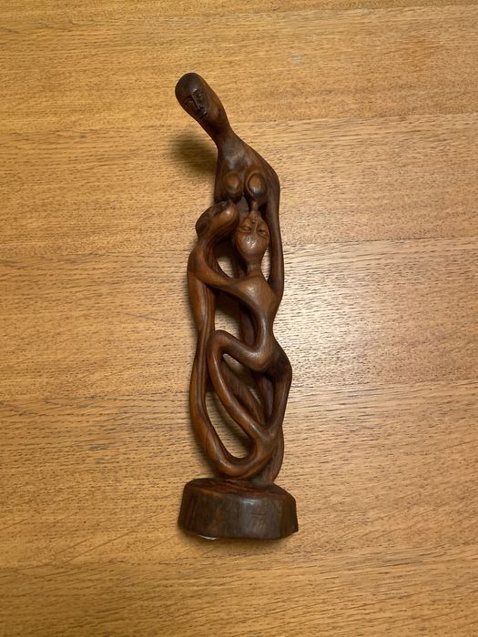 Escultura em madeira “Amor de Mãe”