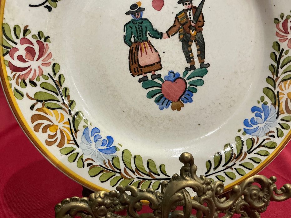 Prato porcelana com 23 cm.    Anúncios abaixo