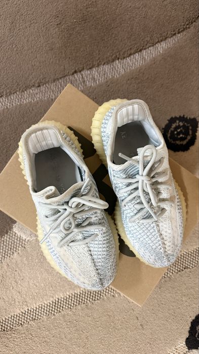 YEEZY boost 350 v2 cloud white