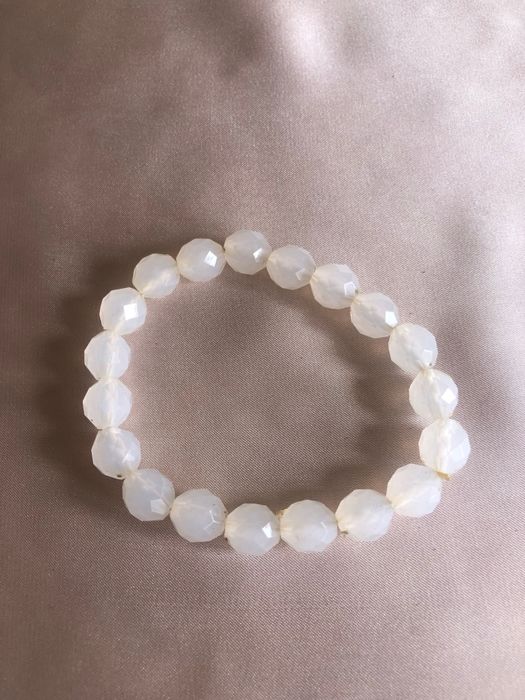 Pulseira com pedras transparentes
