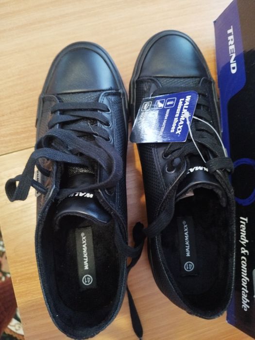 Продам нові кросівки