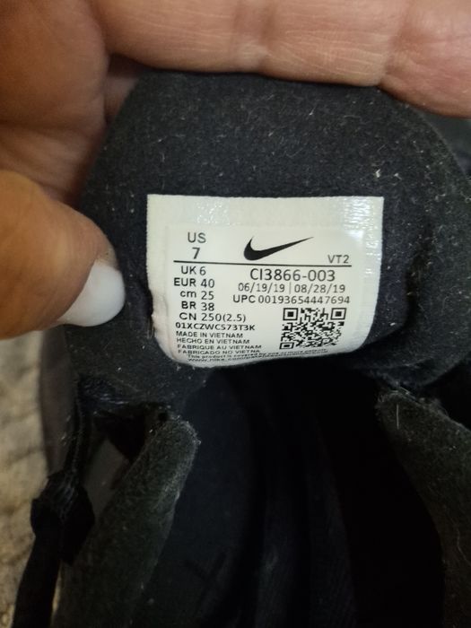Кроссовки Nike разные