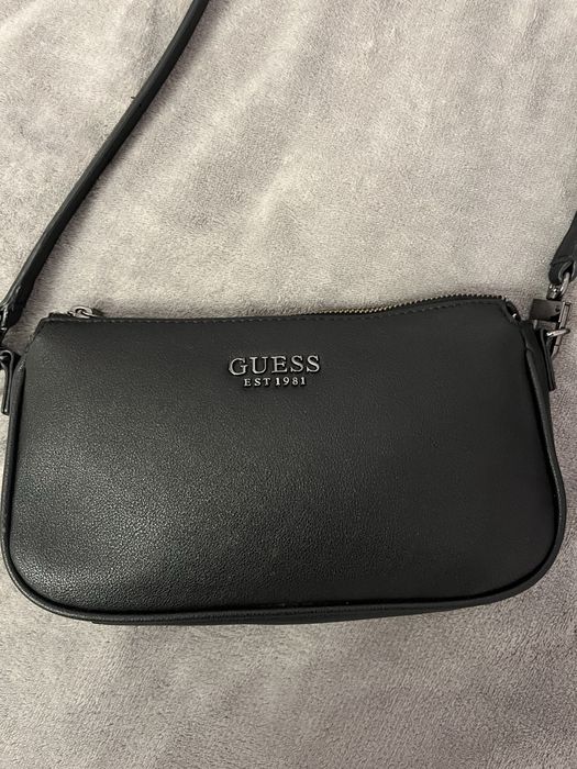 Czarna torebka guess dlugi pasek przez ramię mała zgrabna bardzo dobra