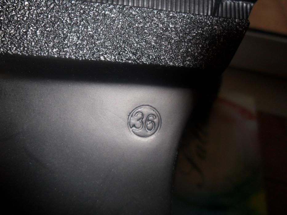 Sapatos pretos novos