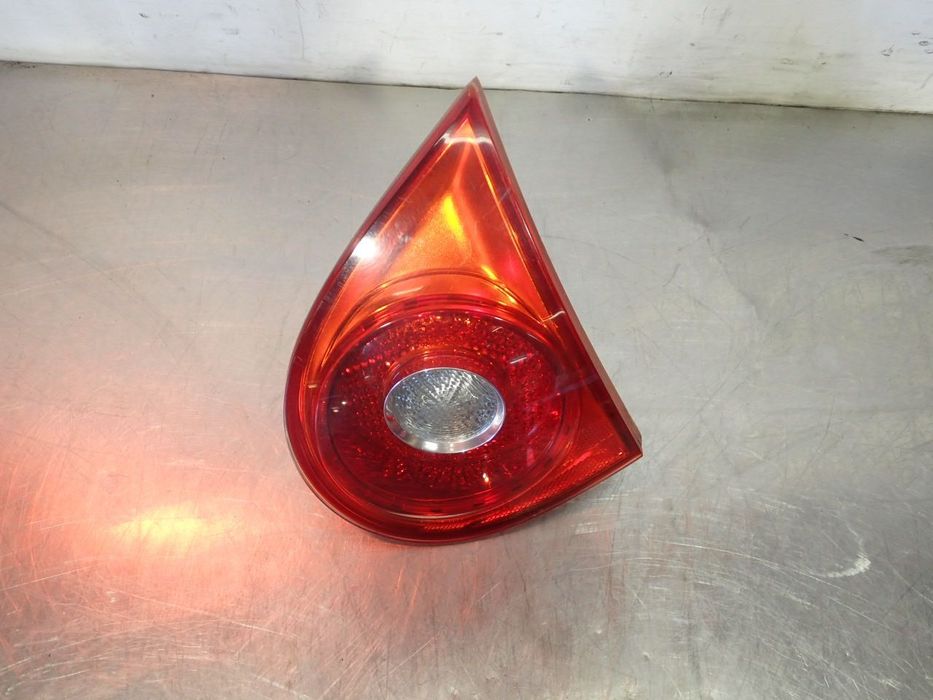 LAMPA PRAWA TYLNA W KLAPIE VOLKSWAGEN GOLF V