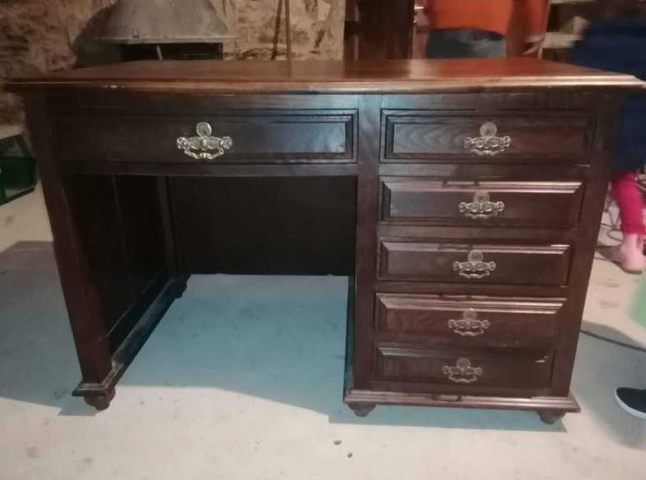 Secretaria de madeira e cadeira