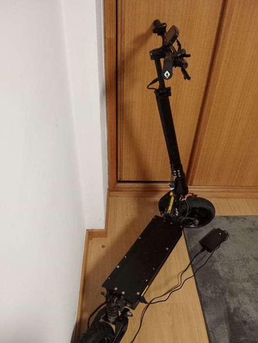 Laoti trotinete eletrica