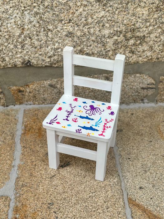 Mini bancos e cadeiras em madeira para criança