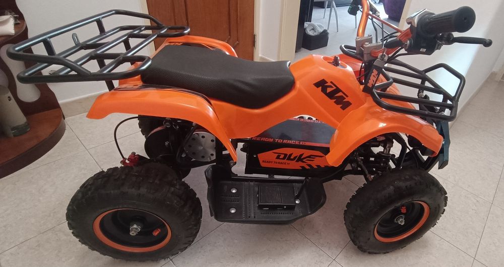 Mini moto 4 laranja elétrica em muito bom estado