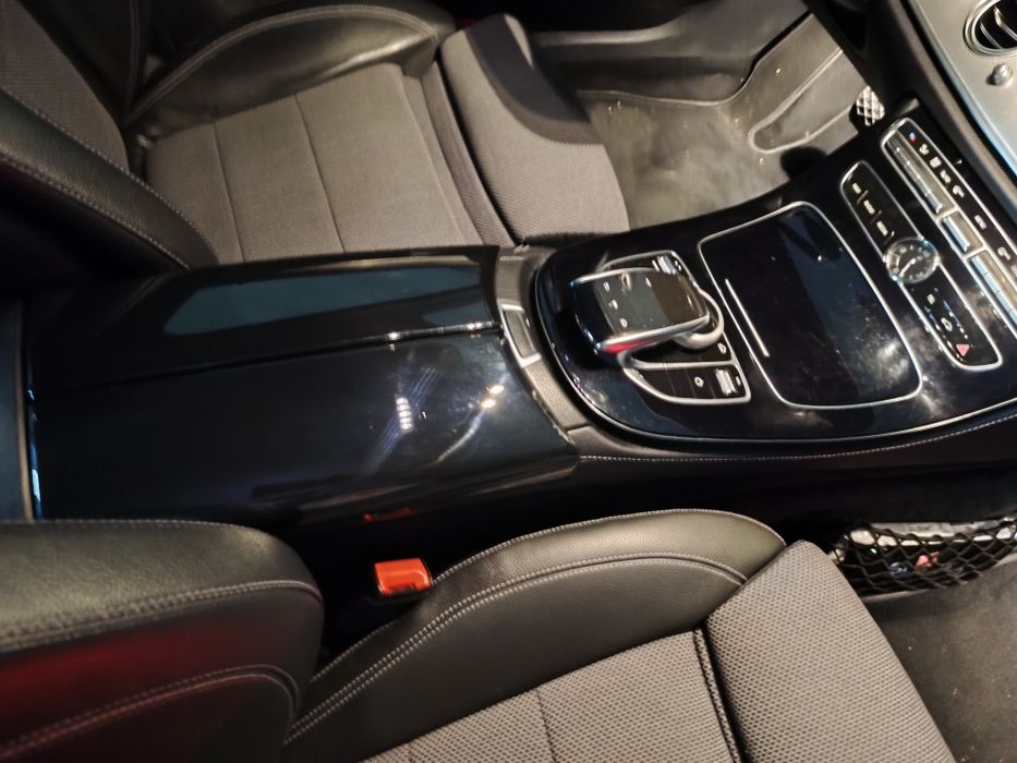 Mercedes E W 213 assessório consola central  acabamento das tampas porta objetos . Fácil aplicação !