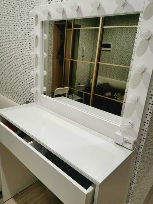 Продам стіл для макіяжу