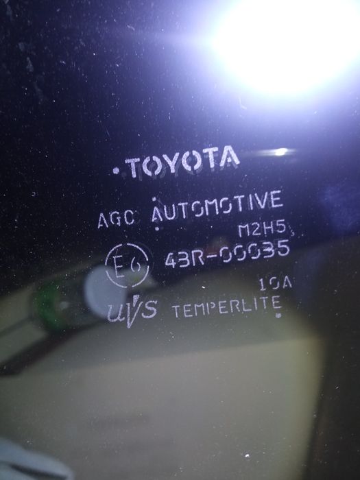 Продам боковое стекло для автомобиля Тойота