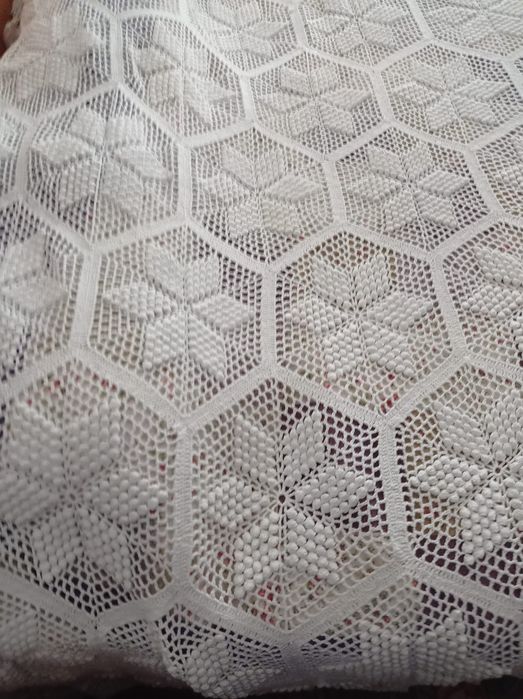 Colcha antiga  em renda feito à  mão.