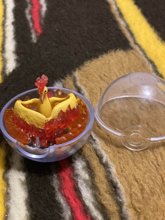 Figuras Pokemon Pikachu e Moltres