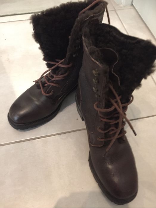 Botas  unixexo em pele castanha e forradas por dentro com pelo