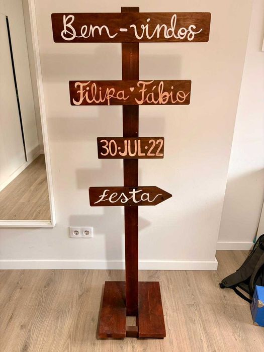 Placa de festas em madeira – Dobrável e Personalizável, Estilo Rústico