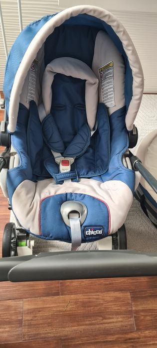 Carrinho de passeio com alcofa e ovo