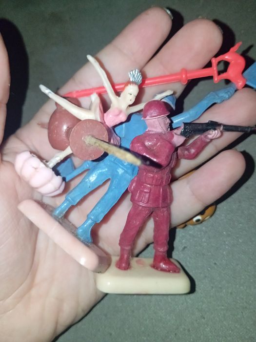 Old dolls in good condition64585960392833121