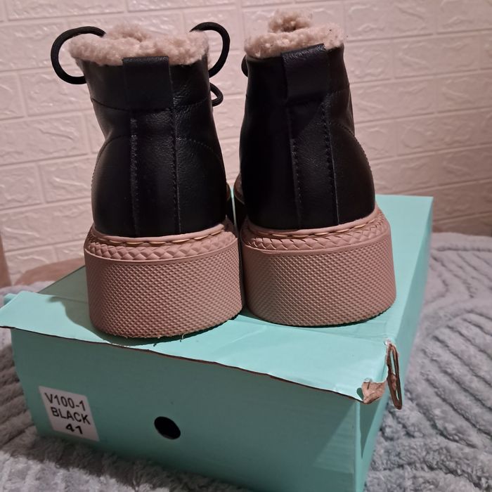 Зимові жіночі  черевики Б/у