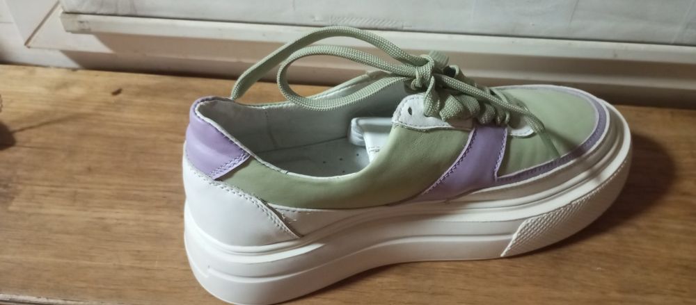 Продам кроссовки женские