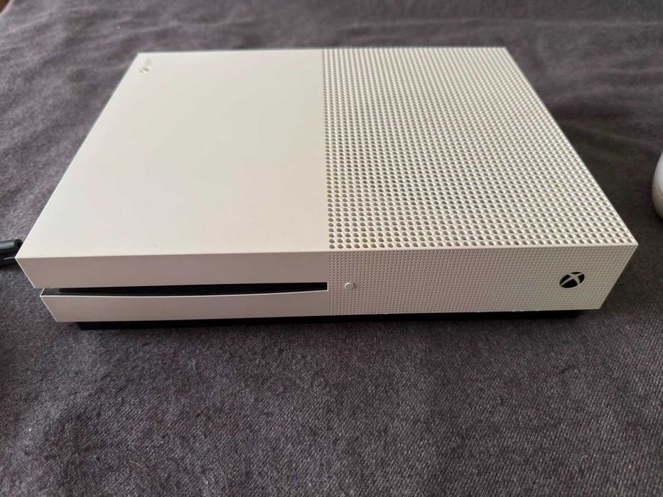 Xbox One S 500GB Como Nova + 2 Comandos + Bateria + Cabos