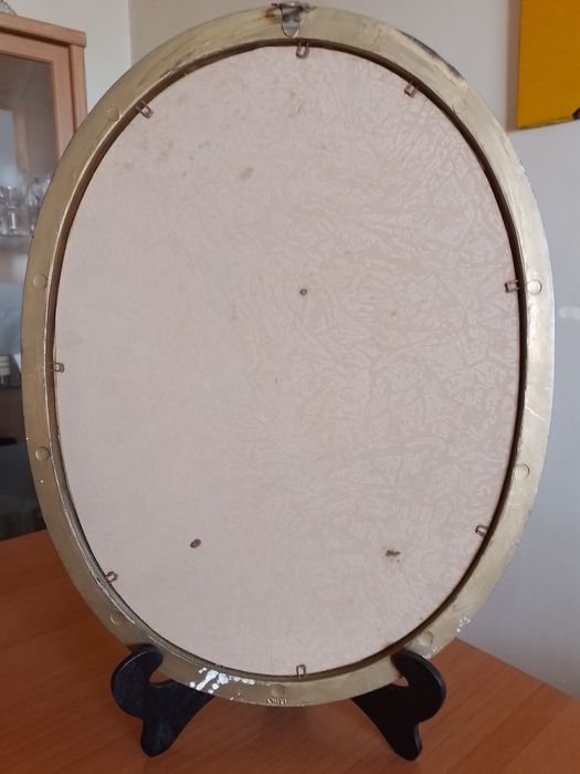 Quadro oval italiano com figuras em relevo