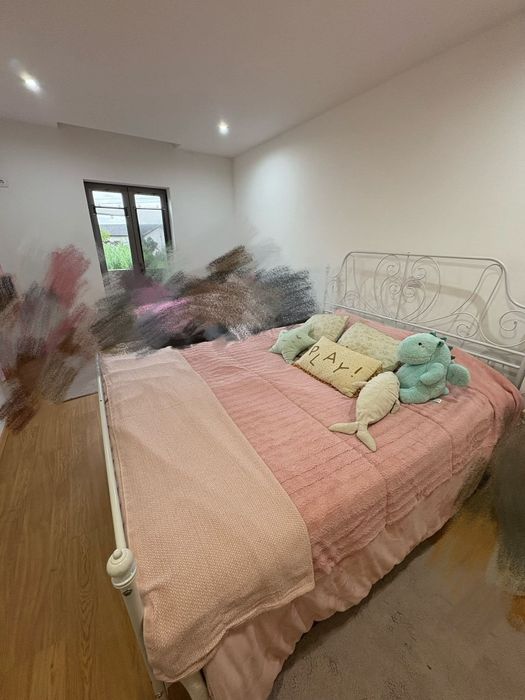 Cama ferro 200x160 está desmontada.