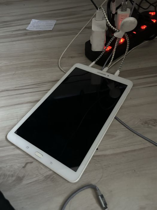 Tablet Samsung Galaxy Tab E 9.6" (SM-T560) | Biały | Stan Bardzo Dobry!