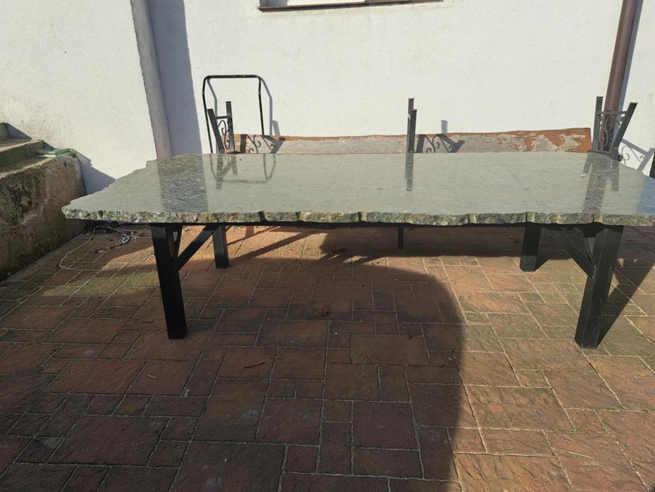 Stół z kamienia.