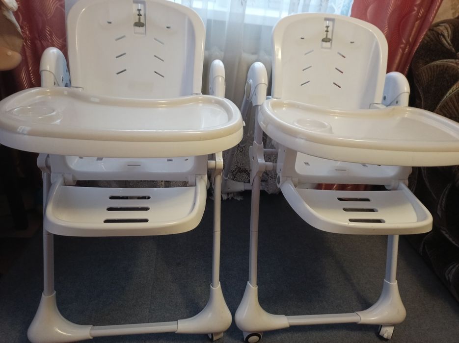 Продам стільчики для годування для двійні