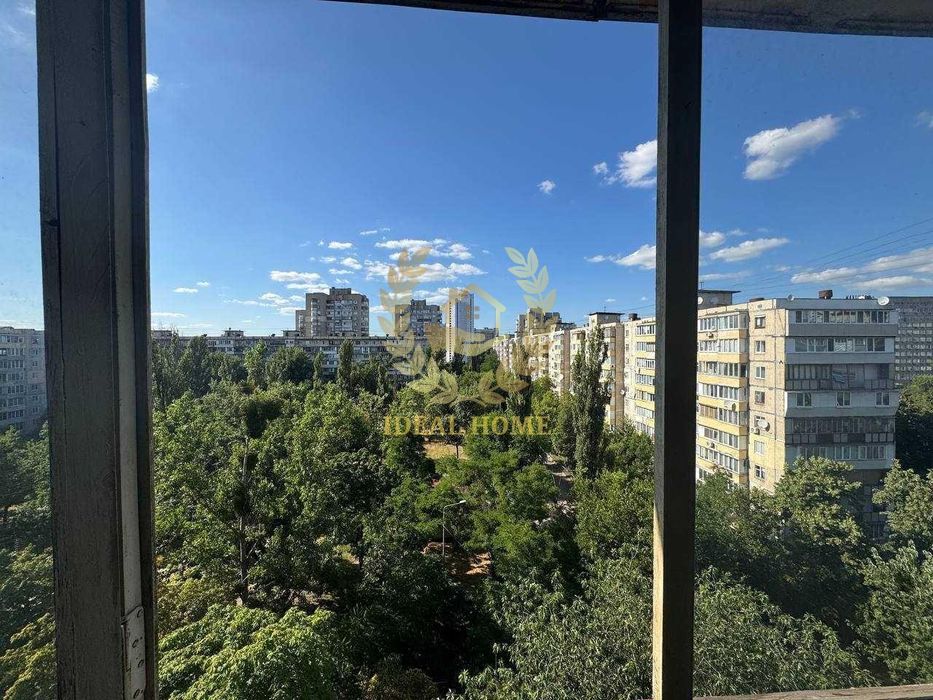 Продається 4-кімнатна квартира у Дніпровському р-ні(метро Лівобережна)