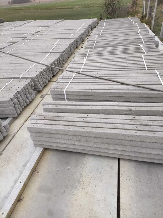 słupki betonowe różnej wysokości, podmurówki