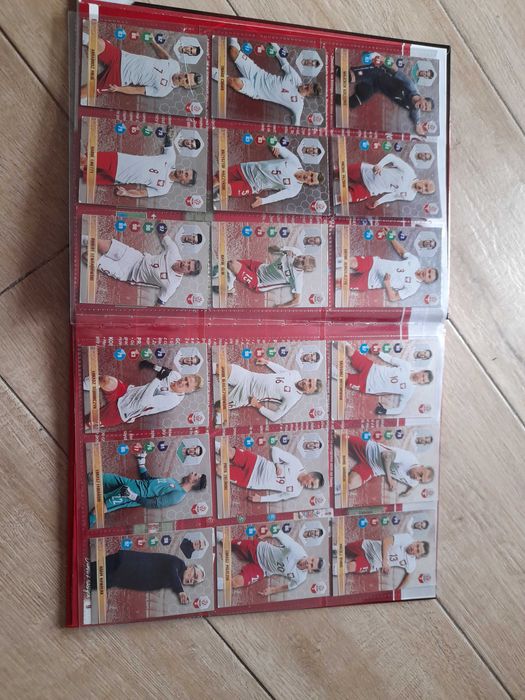 Katalog piłkarski z 2018 roku i dwustronny plakat z 2024 roku