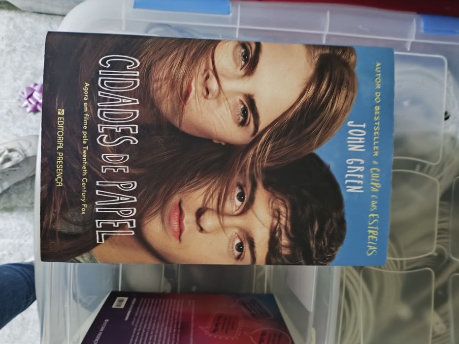 Variedade de livros, entre romances, histórias verídicas e suspense.