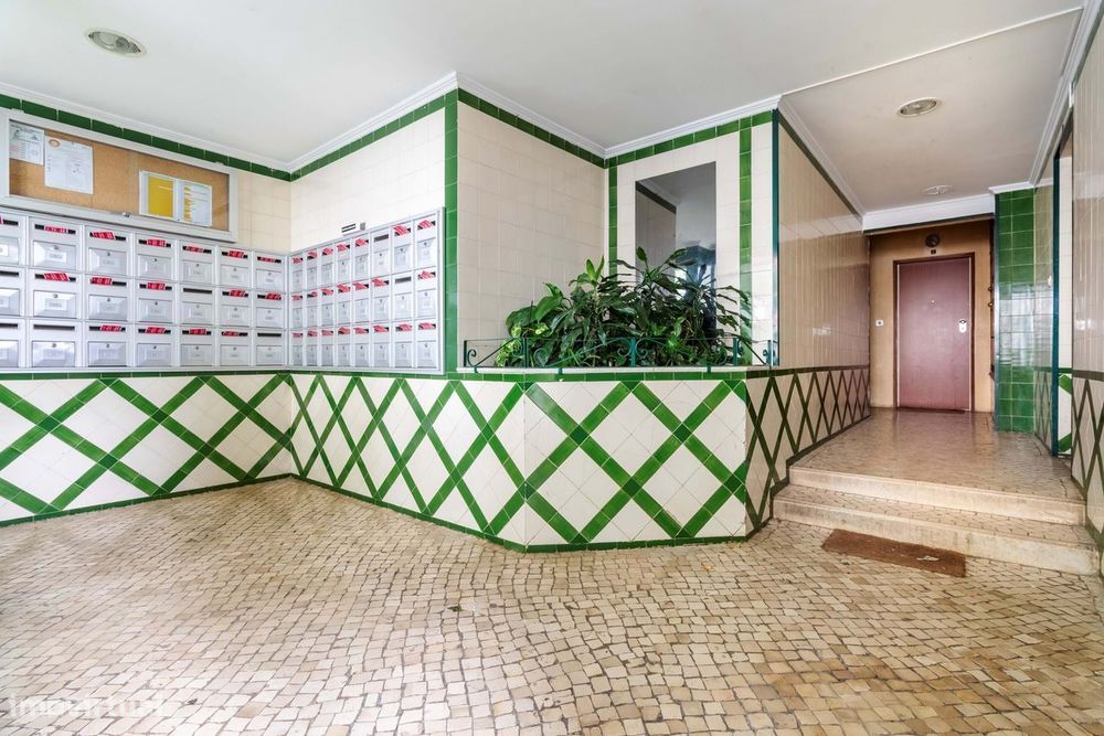 Apartamento T3+1 c/ Marquise em Santo António dos Cavaleiros