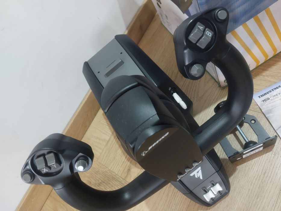 Thrustmaster TCA Yoke Pack Boeing Edition – Wolant i Panel Przepustnicy Xbox / PC