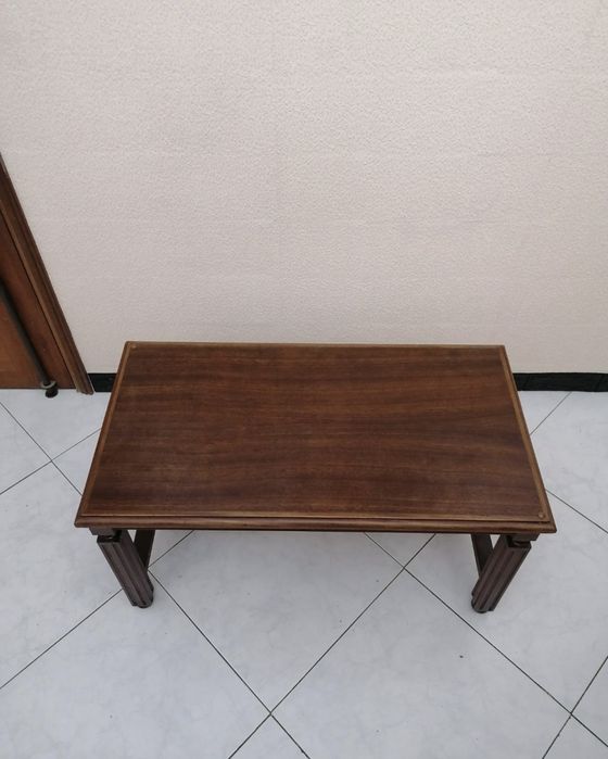 Mesa de centro madeira maciça com tampo de vidro