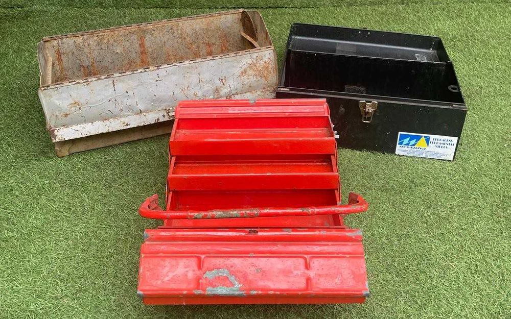 Caixas de ferramenta antigas em metal