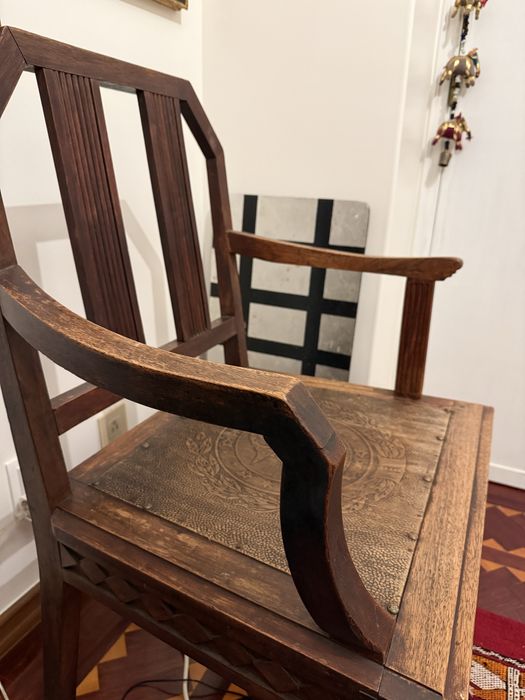 2 Cadeiroes julga-se terem pertencido aos escritorios da Brasileira