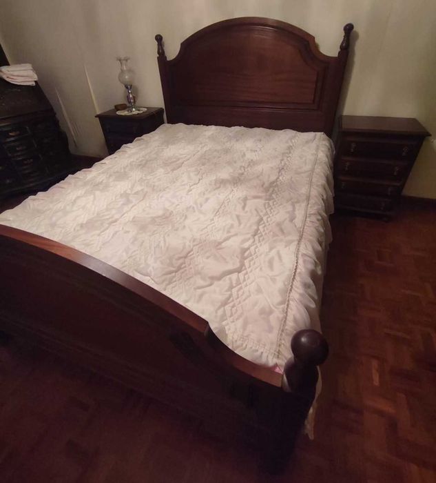 Mobilia de quarto casal em madeira com estrado