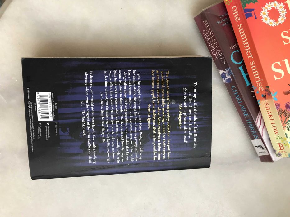 Книга англійською мовою "the red monarch" - bella ellis