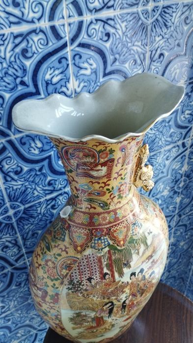 Vaso de Cerâmica Satsuma com Motivos Japoneses