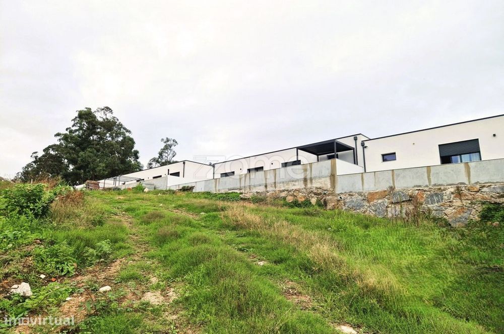 Terreno com projeto aprovado para 5 moradias.