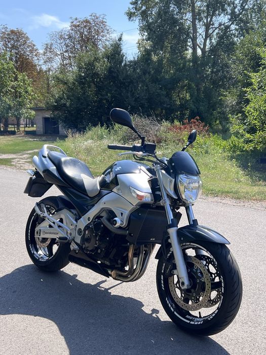 Suzuki gsr 400.