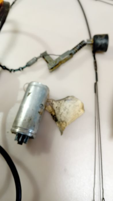 Anteny ,mikrotelefon i inne przedmioty.