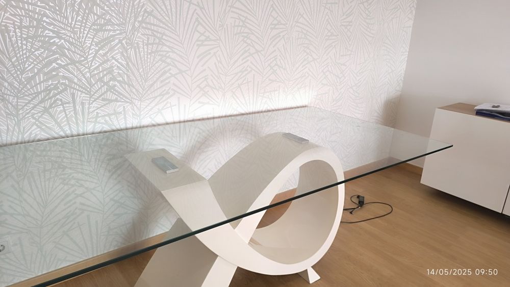 Mesa com tampo vidro/ pé madeira lacada