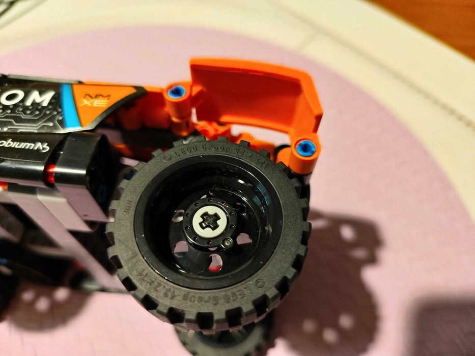 Lego Technic  pojazd Neom 42166