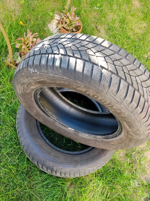 Pneus 215/65-R16 Goodyear . (55€/par)